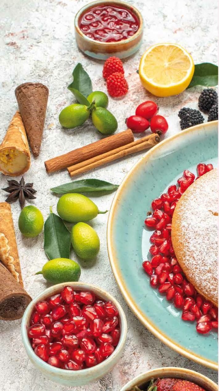 Bizcocho recién horneado con granada, confitura y frutas frescas