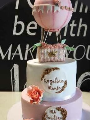 Tarta de bautizo con globo aerostático en tonos empolvados