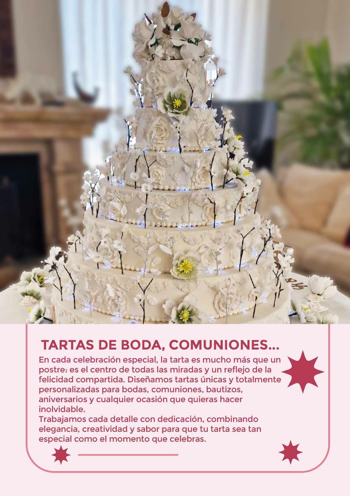 Tarta de boda blanca de varios pisos con flores doradas en Marbella