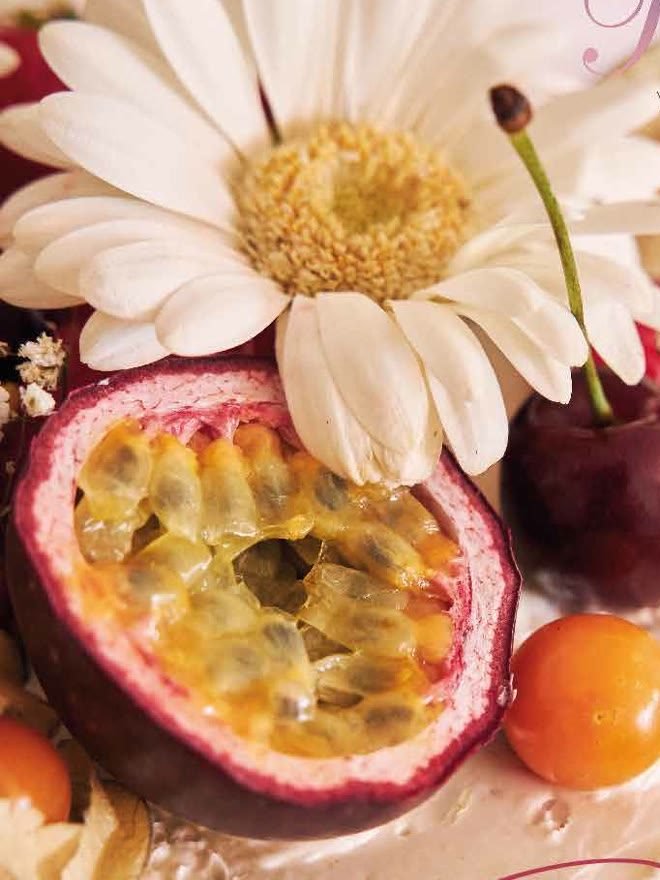 Tarta de boda blanca con flores y fruta de la pasión