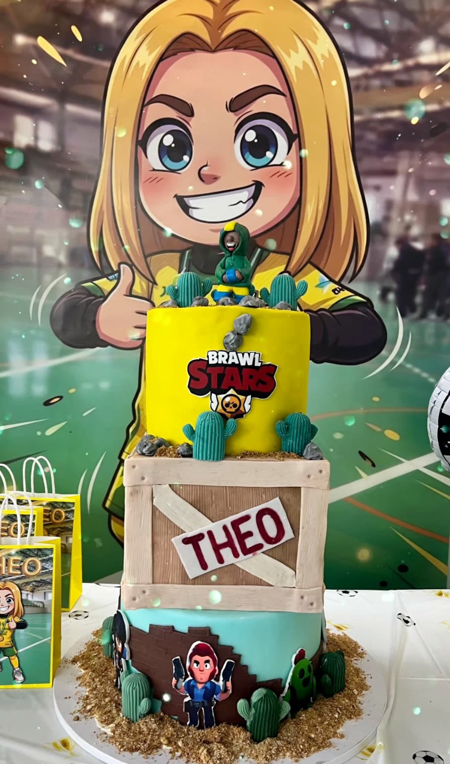 Tarta infantil de Brawl Stars con nombre Theo para cumpleaños