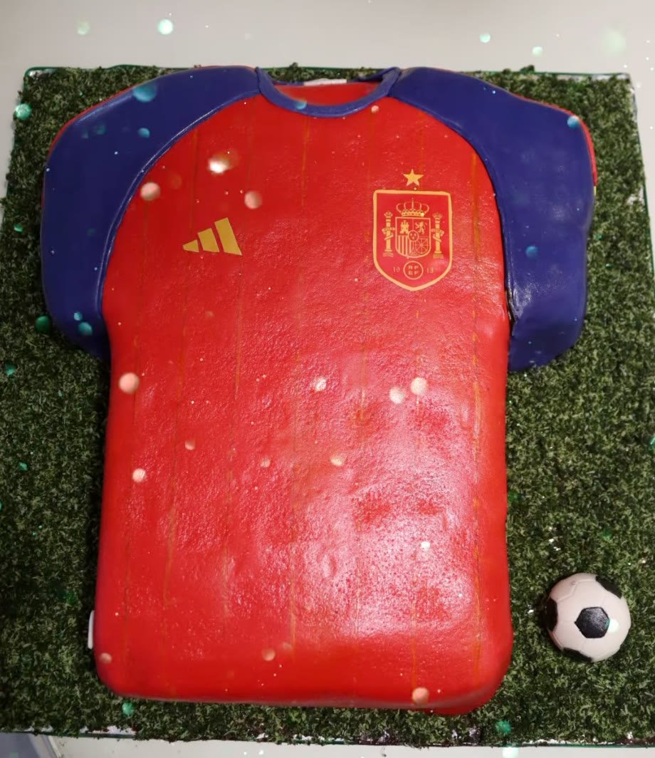 Tarta con forma de camiseta de la selección española