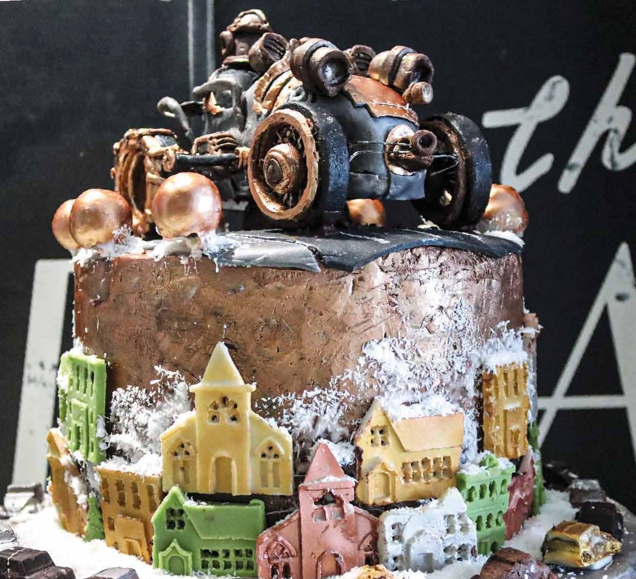 Tarta corporativa personalizada con forma de pueblo y tren para evento de empresa en Málaga