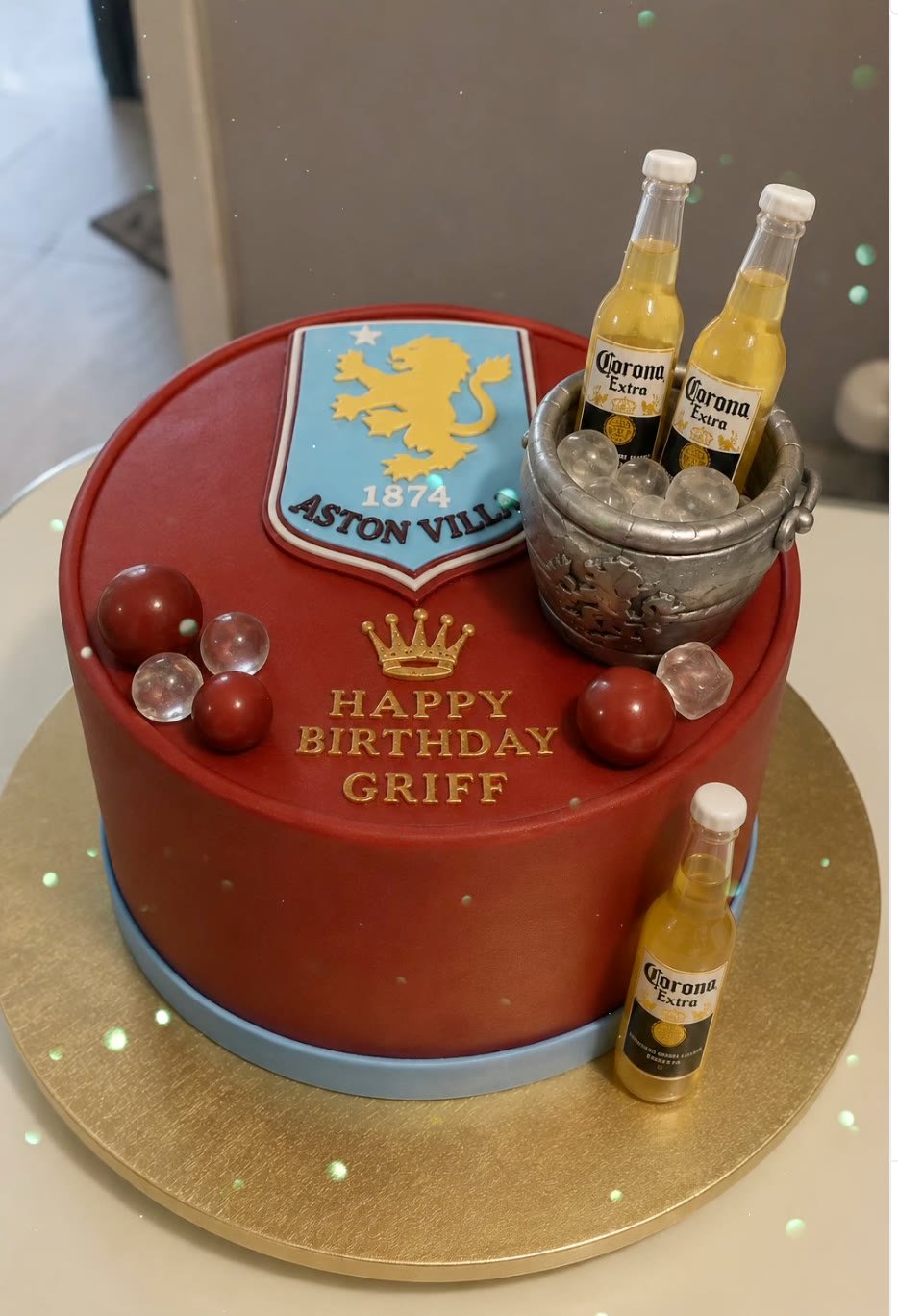 Tarta de fútbol con escudo del Aston Villa y balón