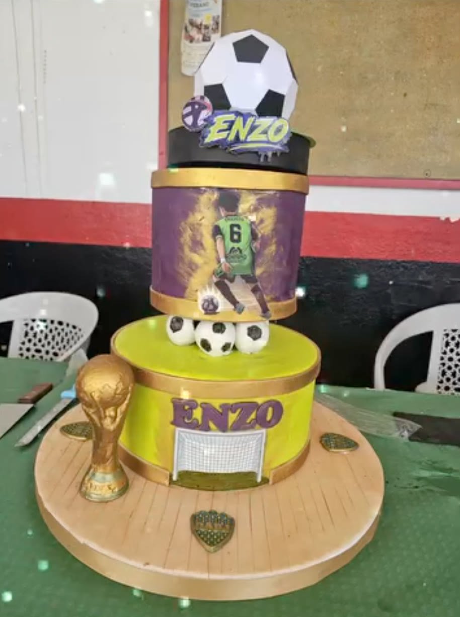 Tarta de fútbol de tres pisos con camiseta y nombre Enzo para cumpleaños en Marbella