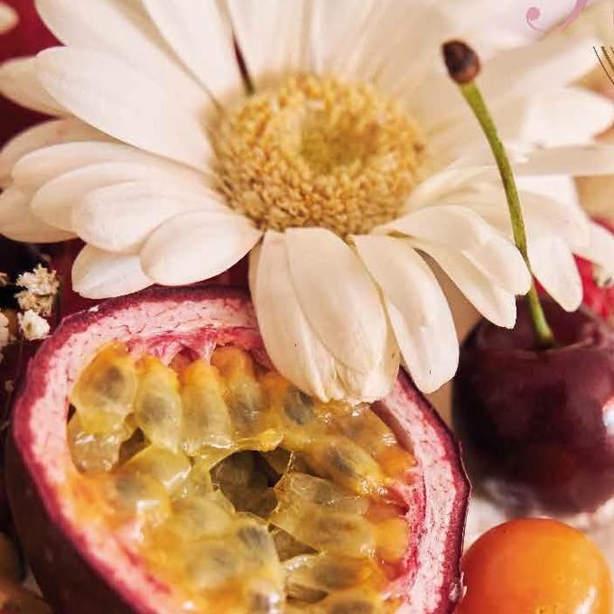 El obrador de Repostería Grace: tarta artesanal con flores sobre la mesa de trabajo