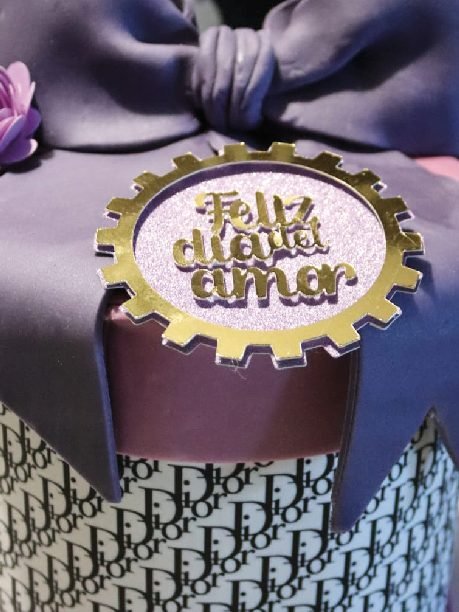Tarta elegante inspirada en Dior con lazo morado