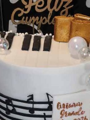 Tarta musical con piano y partituras decorada a mano