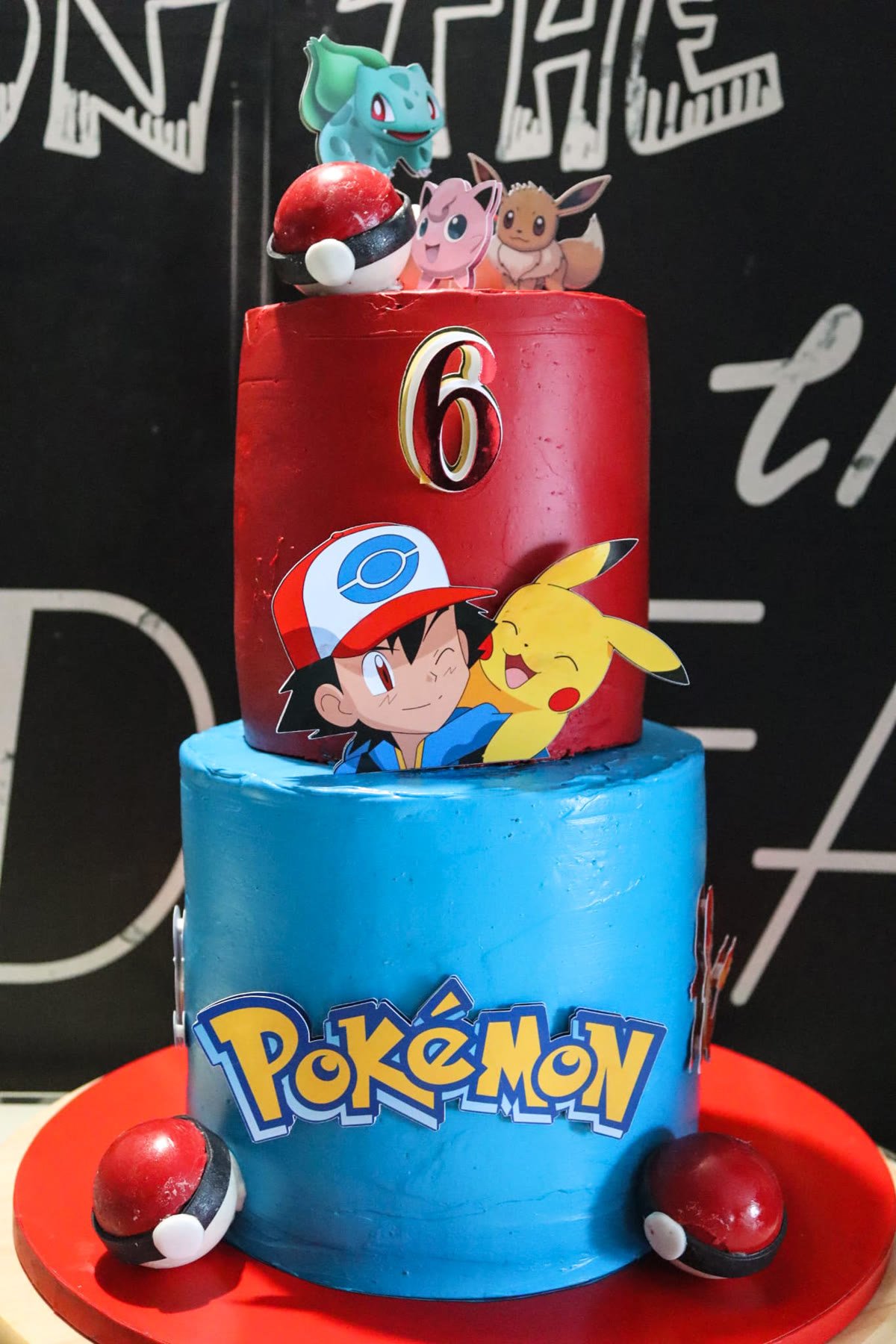 Tarta infantil de Pokémon con Pikachu modelado a mano para cumpleaños
