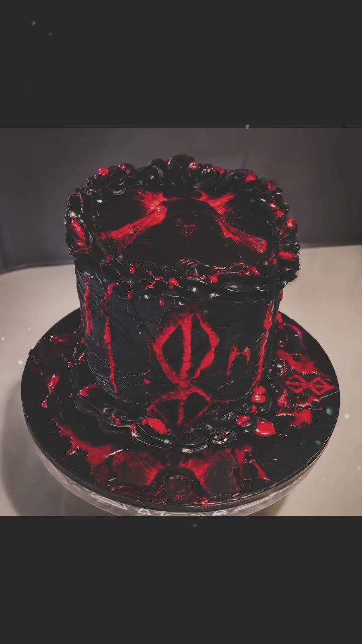 Grace decora a mano una tarta de vainilla y nata en su obrador de Marbella