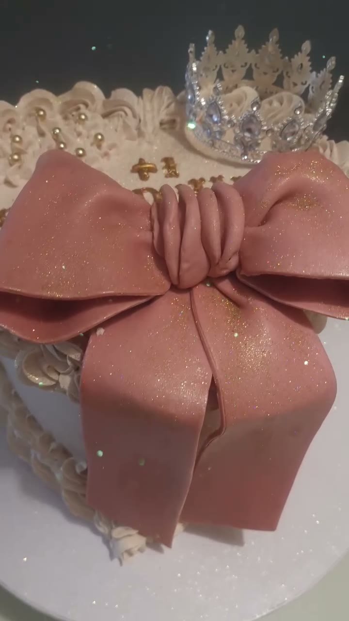 Grace monta a mano una tarta de boda de varios pisos en su obrador de Marbella