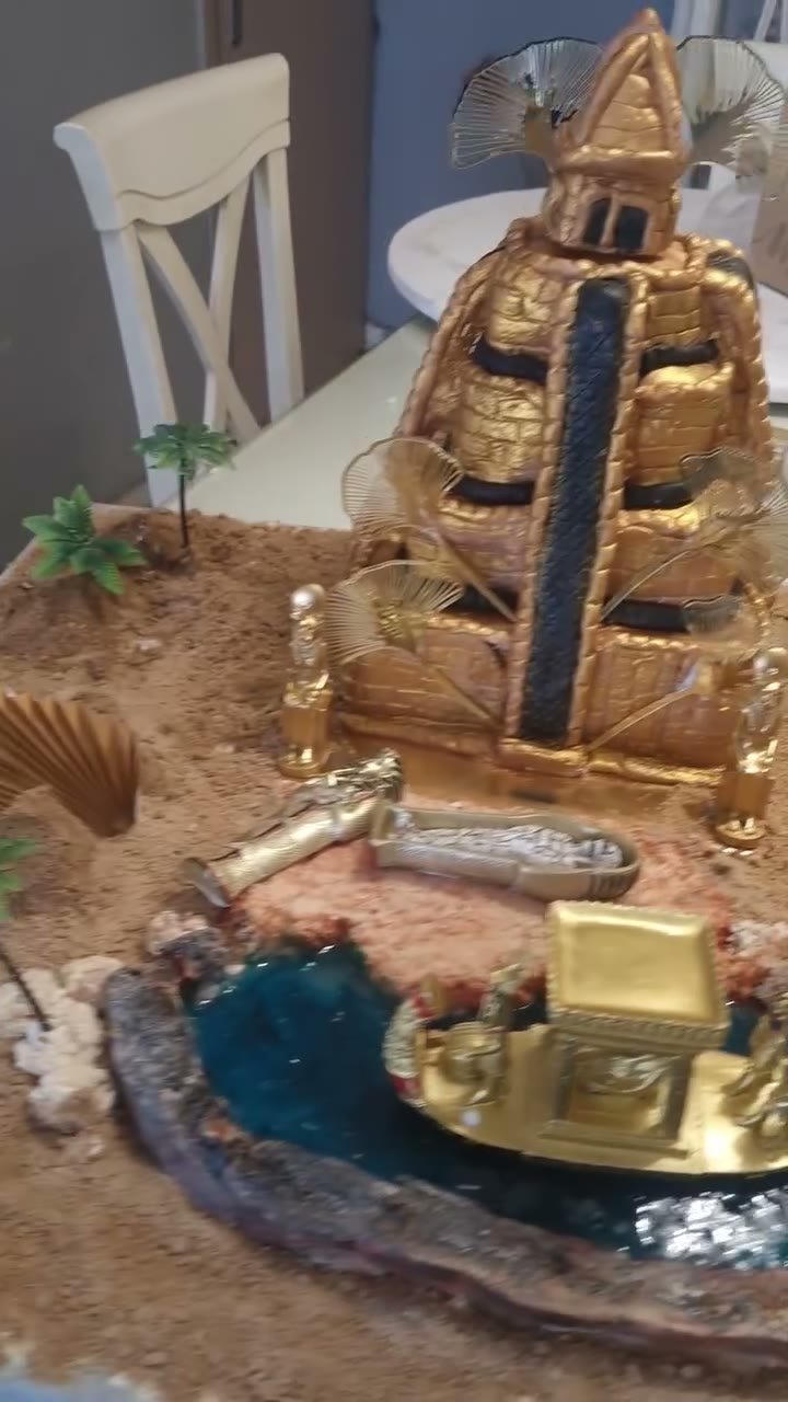 Grace modela a mano una tarta personalizada en su obrador de Marbella